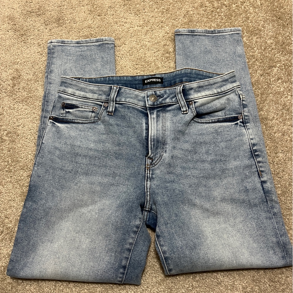 Men’s light wash jeans
